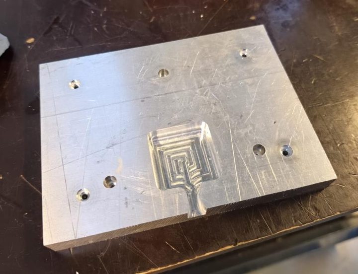 CNC-milled aluminium base plate